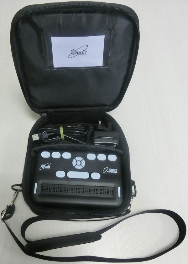 Braillský zápisník Orbit Reader 20 v otevřené transportní brašně.